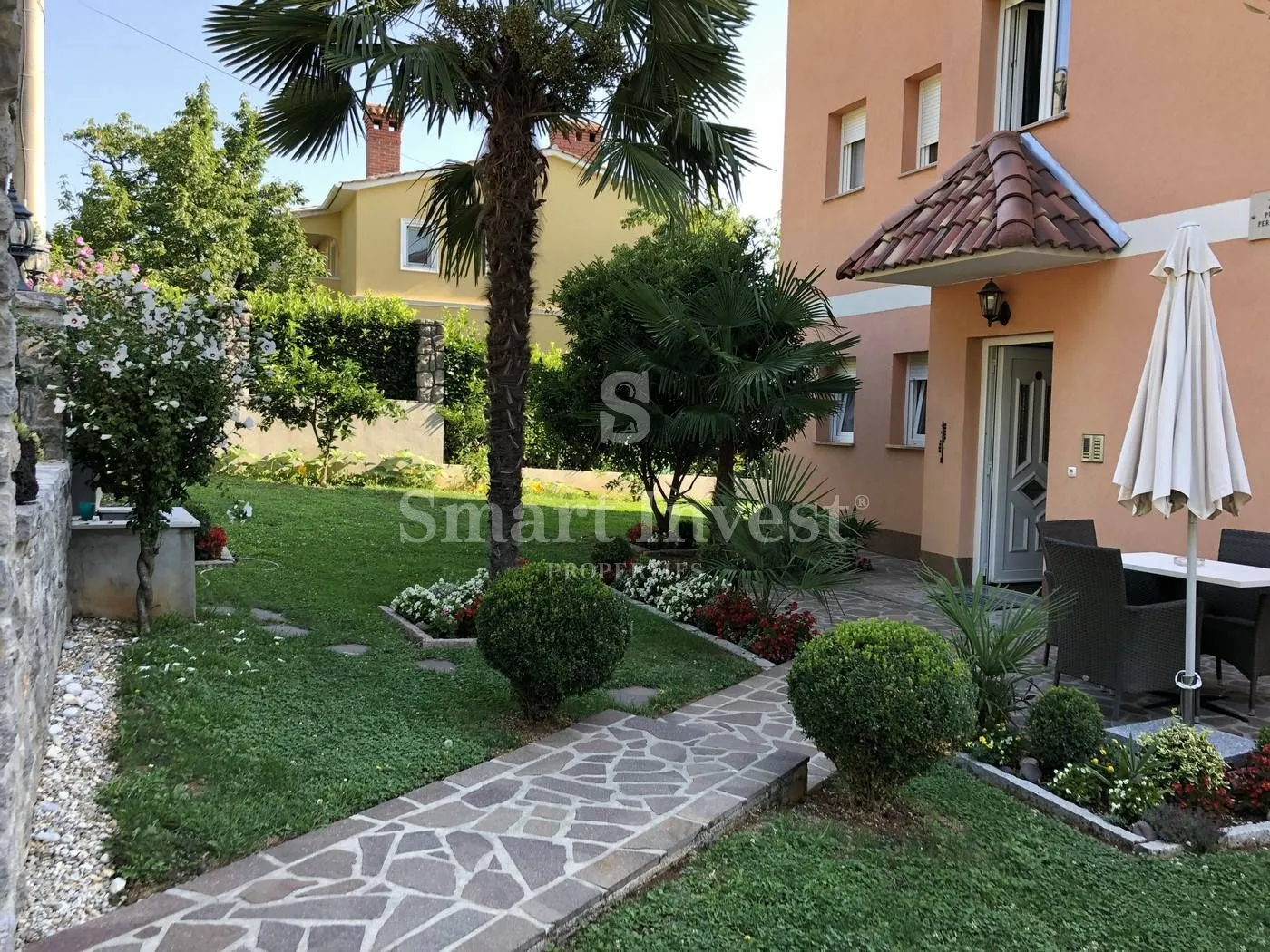 oprić, prekrasna apartmanska kuća 450 m2, s balkonima, terasama, pogledom na more i bazenom - slika 4