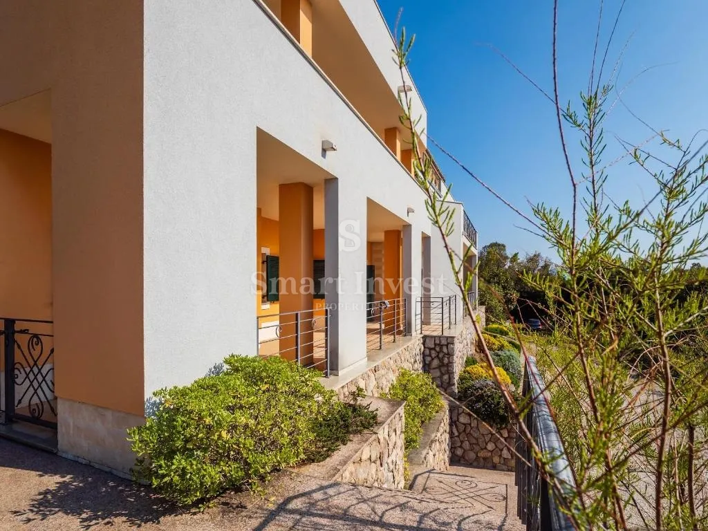 mošćenička draga, vila uz more s 6 apartmana i velikom okućnicom - slika 7