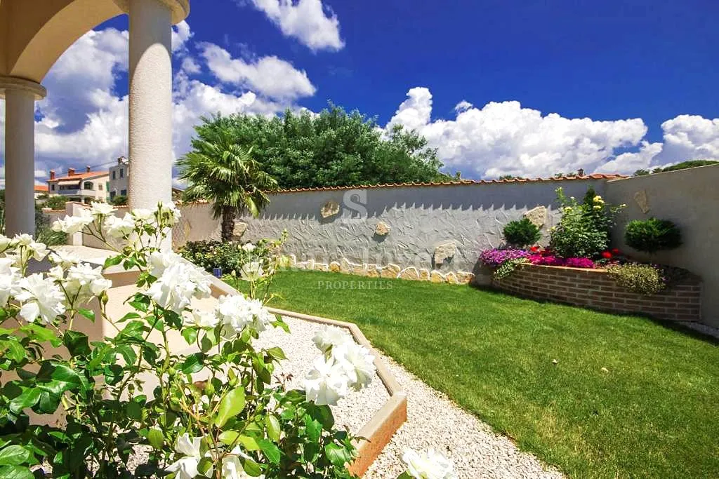 poreč, raskošna vila s bazenom i pogledom na more - slika 37