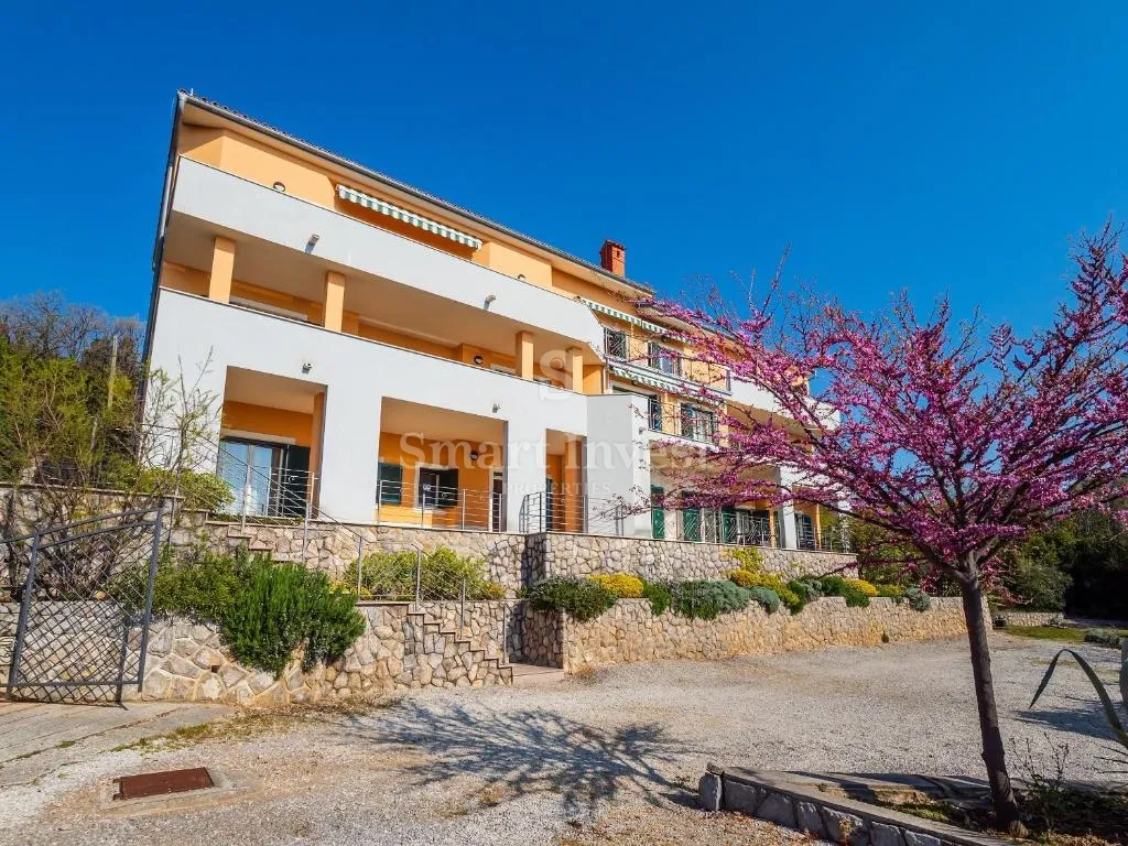 mošćenička draga, vila uz more s 6 apartmana i velikom okućnicom - slika 4