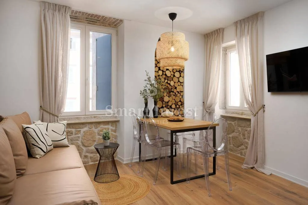 ROVINJ, prekrasno uređen stan 2S+DB, 50 m od mora!