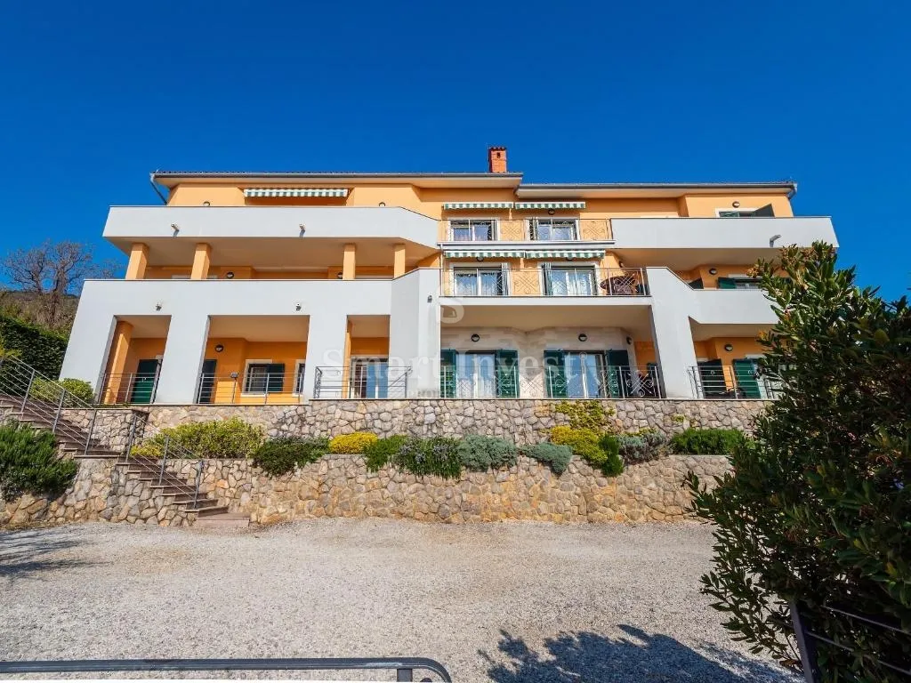 MOŠĆENIČKA DRAGA, vila uz more s 6 apartmana i velikom okućnicom