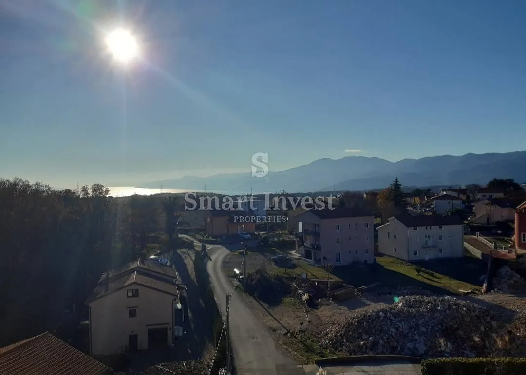 VIŠKOVO, stan 2S+DB s pogledom na more u novogradnji