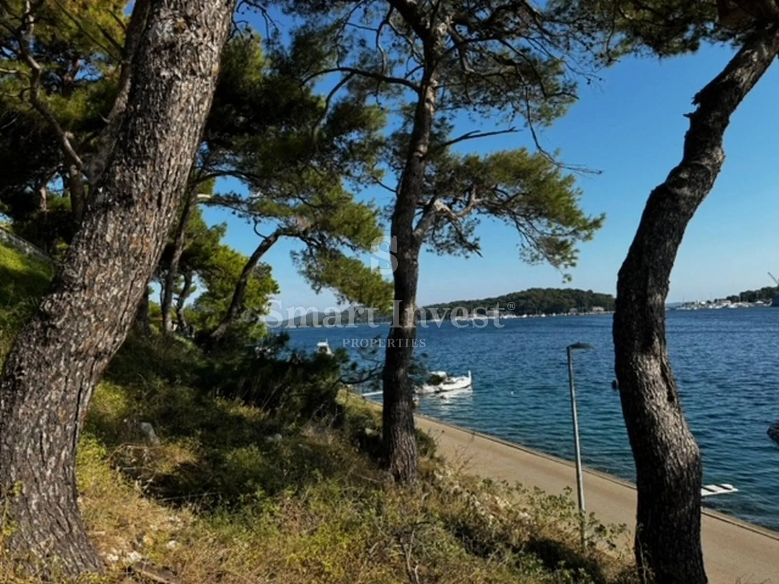mali lošinj, zgrada i građevinsko zemljište prvi red uz more - slika 2