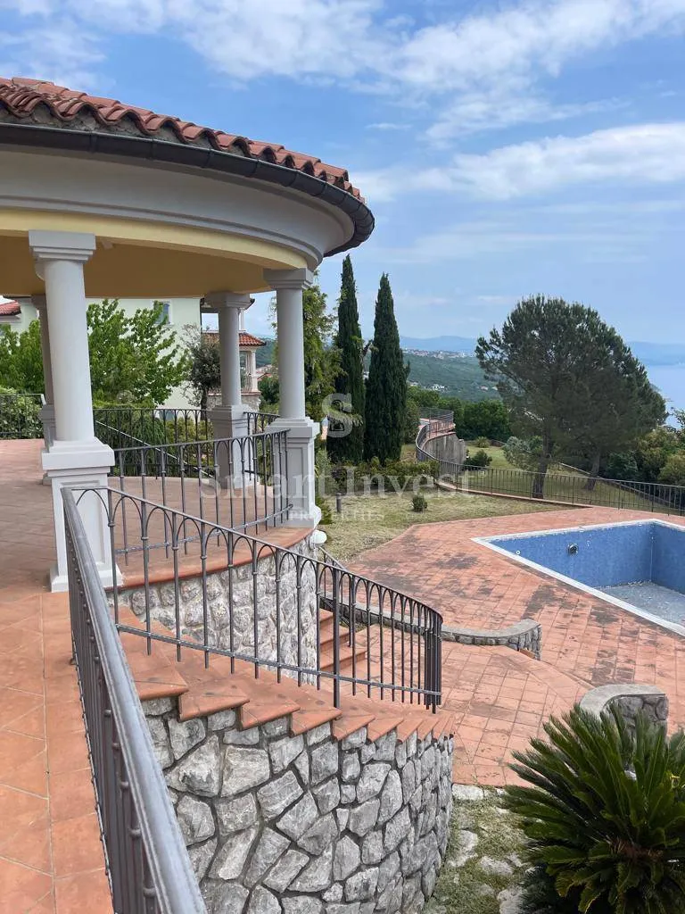 opatija, vila s bazenom i pogledom na more na velikoj okućnici - slika 11