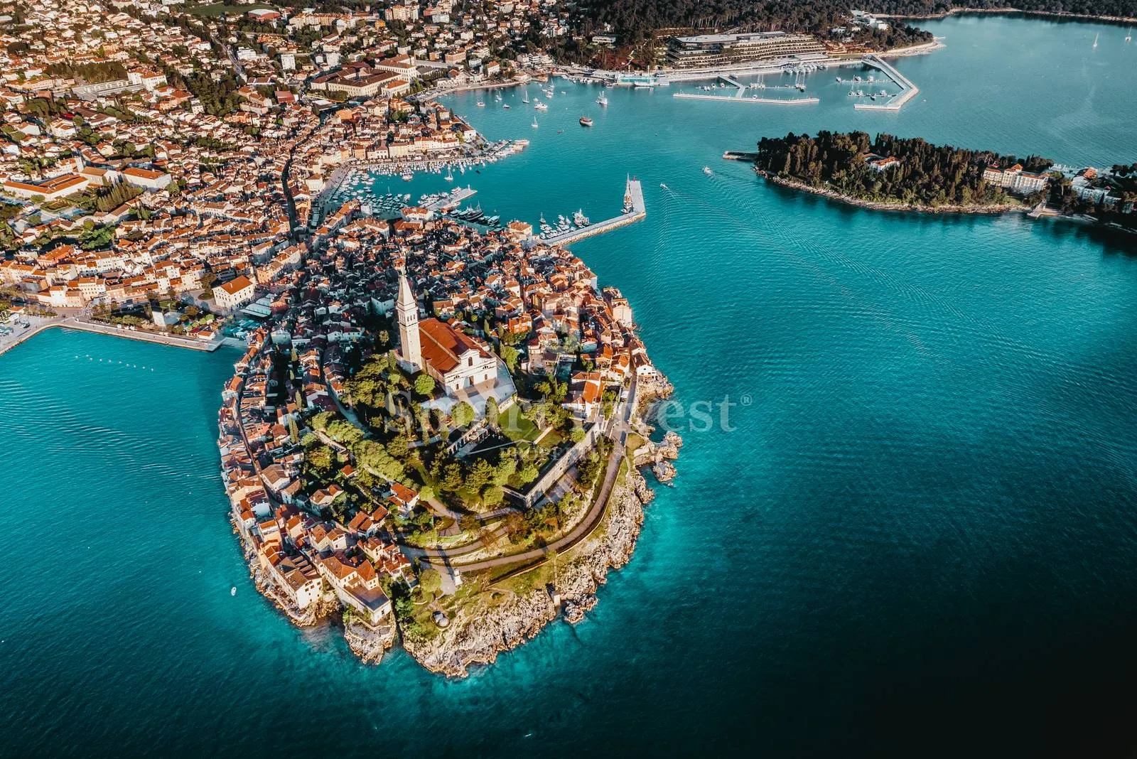 ROVINJ, poslovna zgrada smještena na top lokaciji