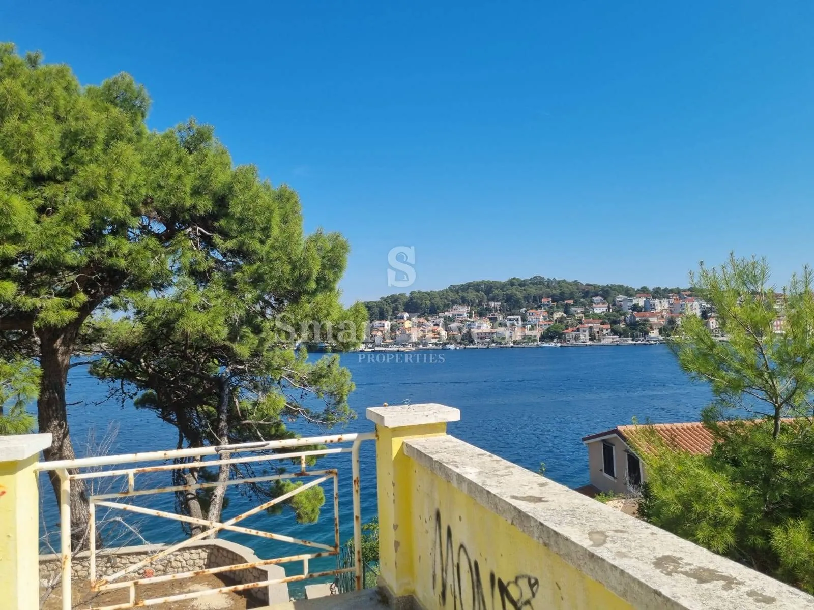 MALI LOŠINJ, zgrada i građevinsko zemljište prvi red uz more