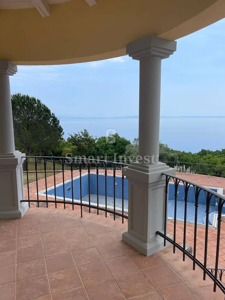opatija, vila s bazenom i pogledom na more na velikoj okućnici - slika 10