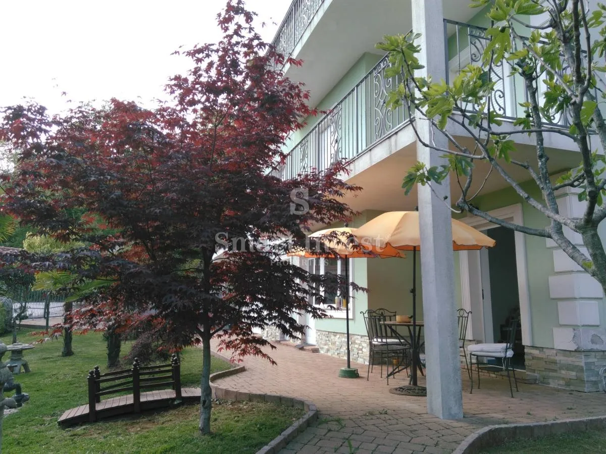 kastav, samostojeća kuća s 2 stana i lijepo uređenom okućnicom - slika 7