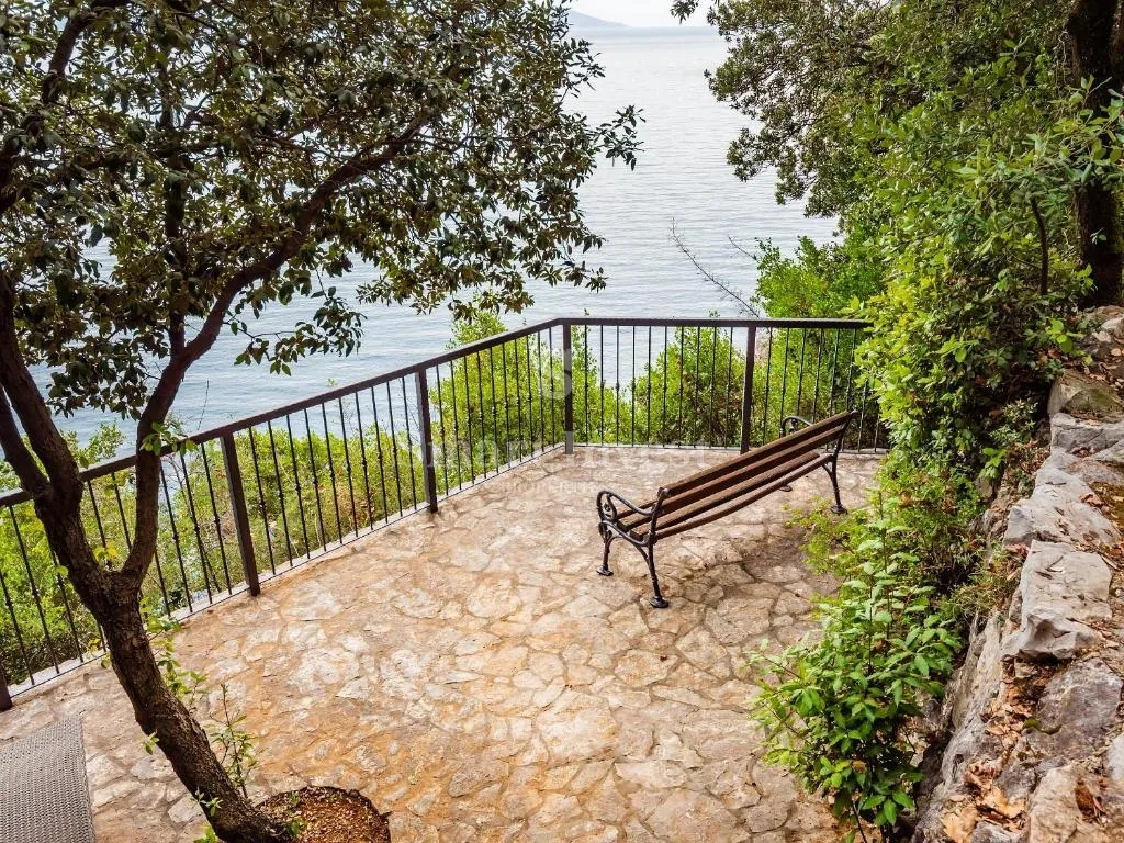 mošćenička draga, vila uz more s 6 apartmana i velikom okućnicom - slika 13