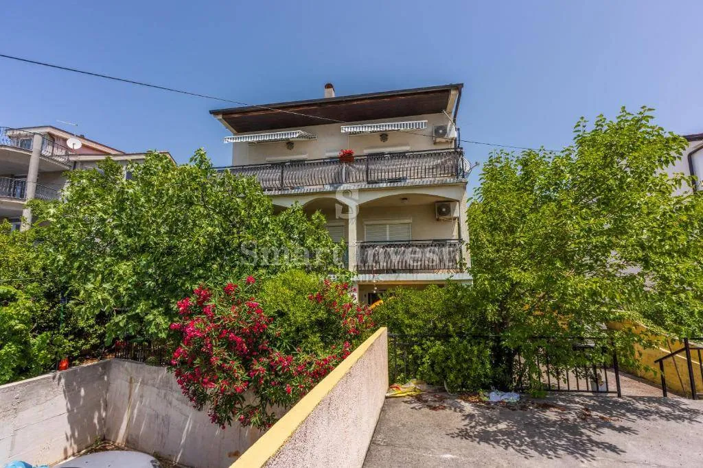 dramalj, kuća sa 5 apartmana i 2 garaže blizu mora - slika 2