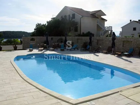 rab, apartmanska kuća sa bazenom i pogledom na more - slika 6