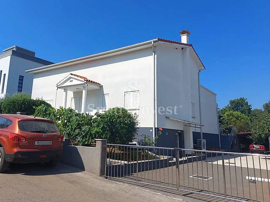 POREČ, ODLIČNA KUĆA NA MIRNOJ LOKACIJI, 4 km do mora