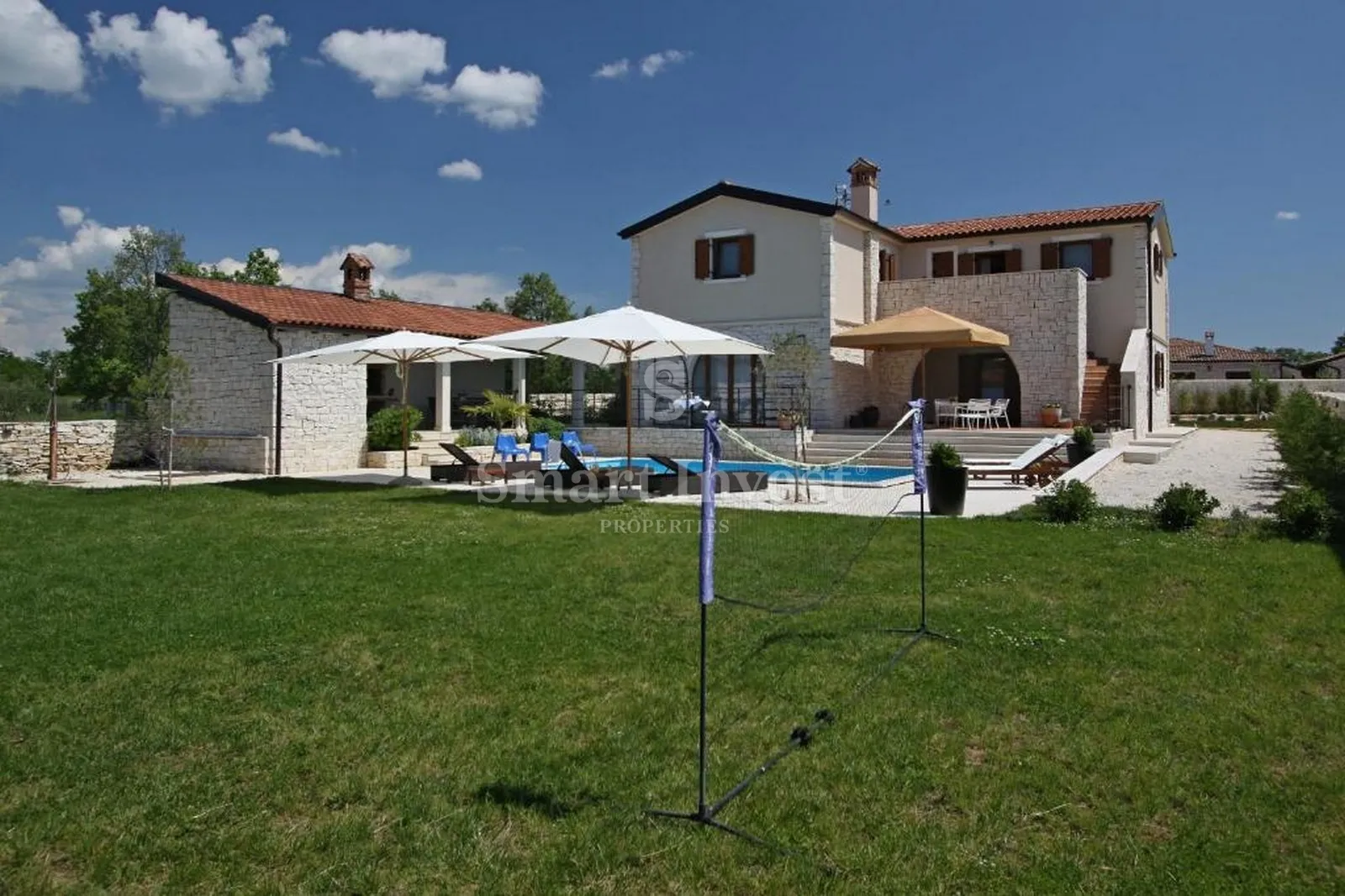 vodnjan, luksuzna vila s bazenom i velikom okućnicom - slika 9