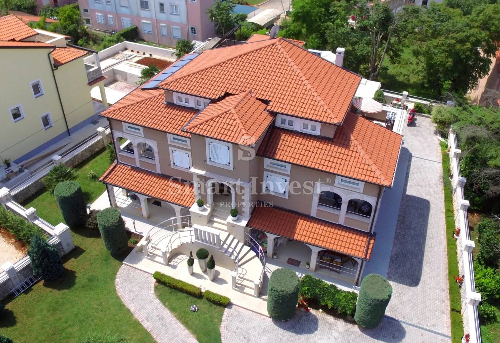 FUNTANA, prekrasna vila s bazenom i 10 apartmana u blizini mora!