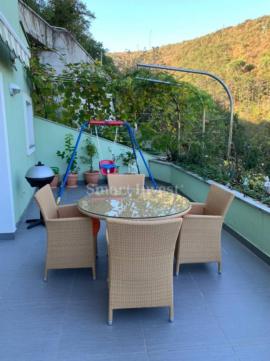 opatija, stan 2s+db, s terasom 45m2 i 3 parkirna mjesta - slika 1