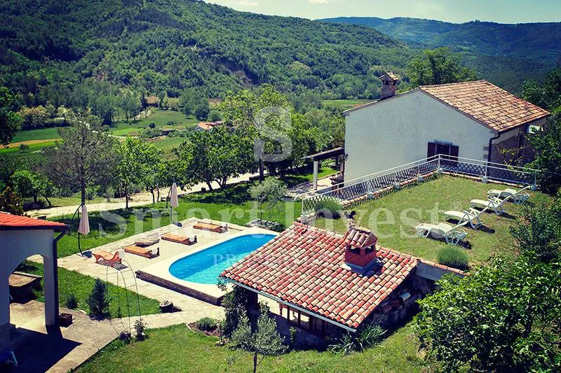 MOTOVUN, ekološko imanje s izvorom vode, bazenom, maslinikom i voćnjakom