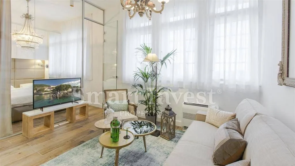 OPATIJA - CENTAR, ETAŽA S 5 APARTMANA, 150 m od mora