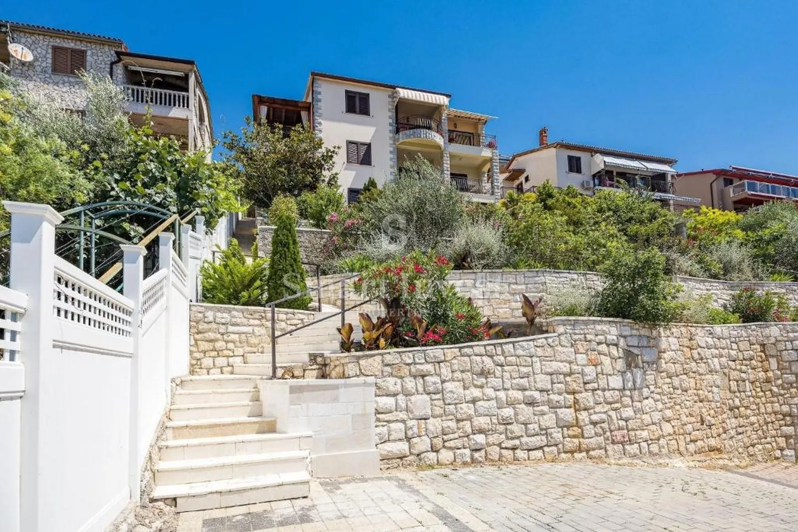 rabac, kuća s 4 stana i panoramskim pogledom na more, rijetkost! - slika 22