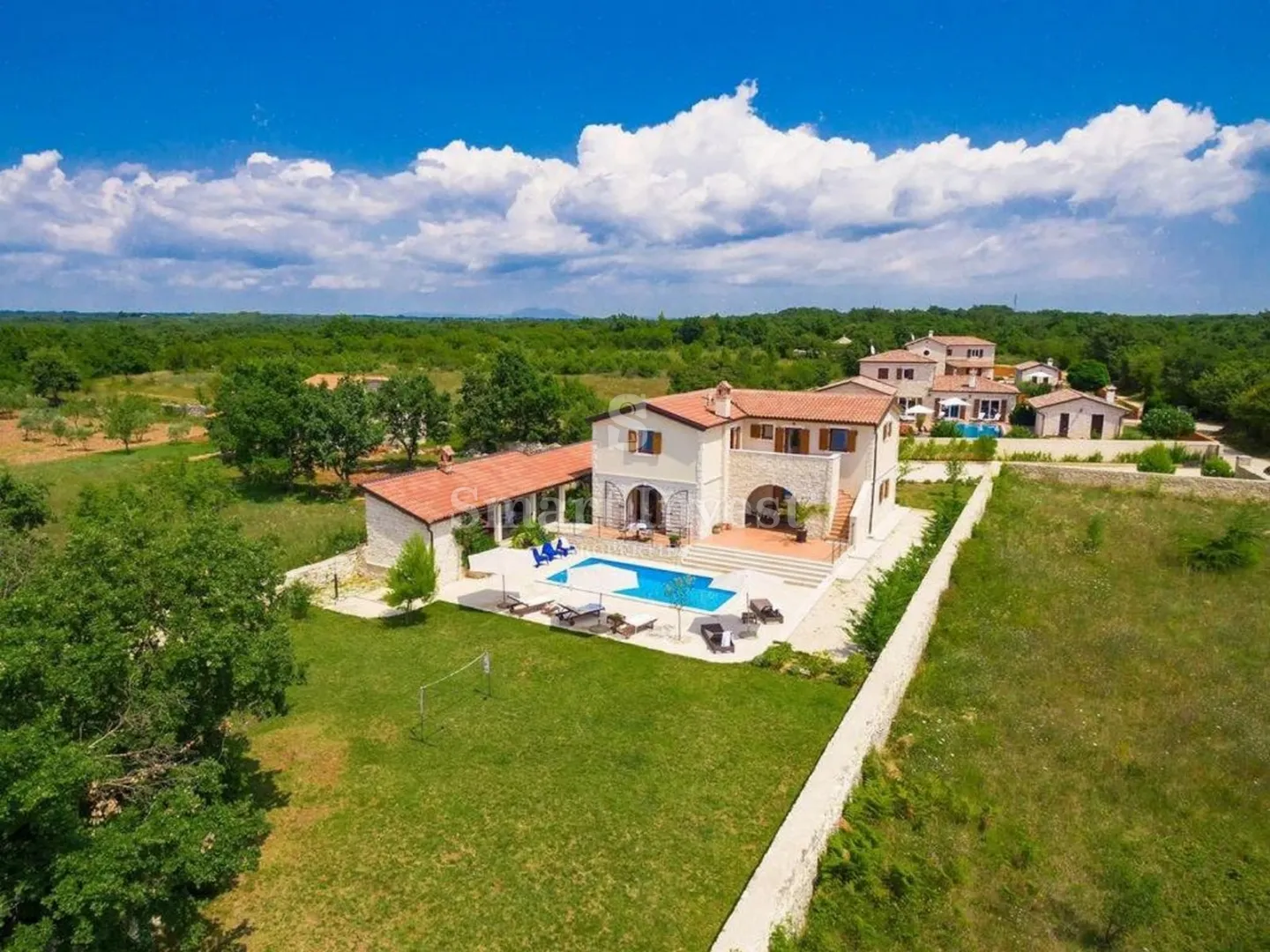 vodnjan, luksuzna vila s bazenom i velikom okućnicom - slika 7