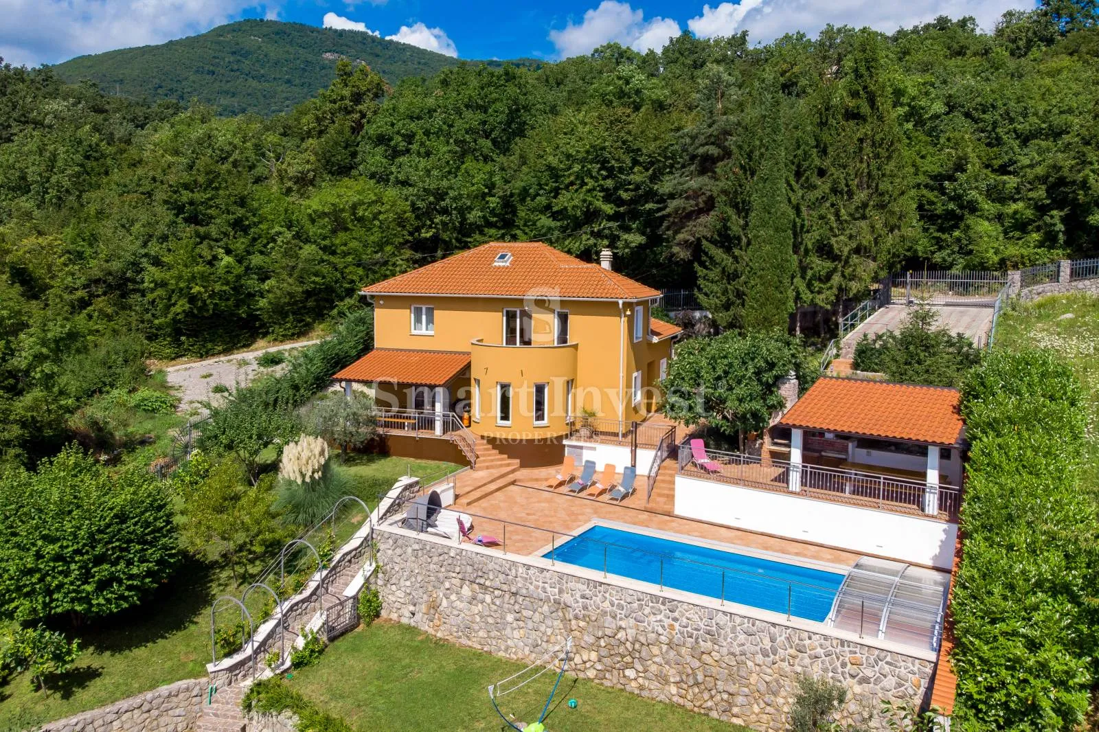 veprinac, prodaje izuzetna kuća sa bazenom i teniskim terenom - slika 1