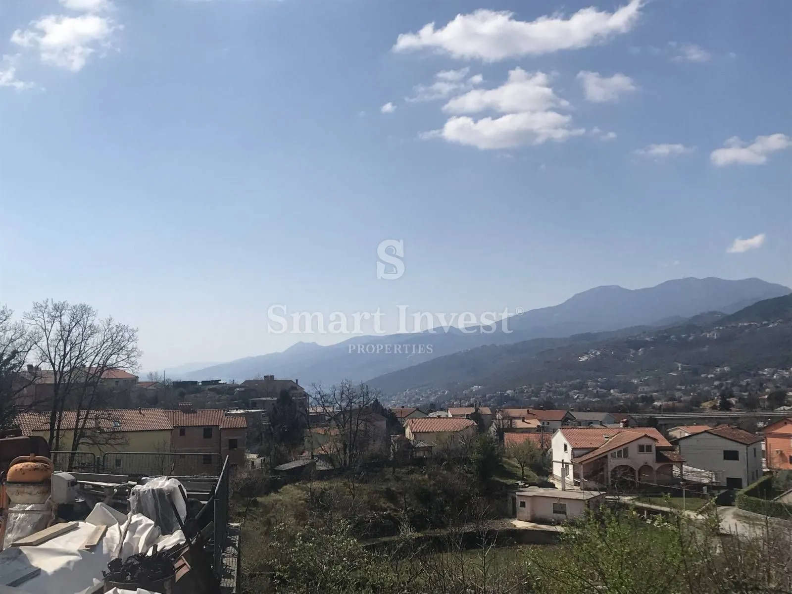 KASTAV, građevinski teren od 1.000 m2 s građevinskom dozvolom