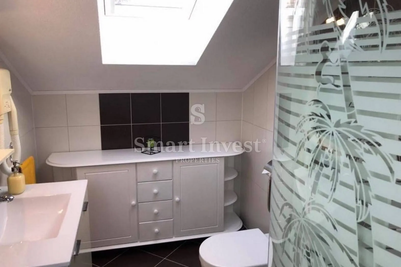 oprić, prekrasna apartmanska kuća 450 m2, s balkonima, terasama, pogledom na more i bazenom - slika 15