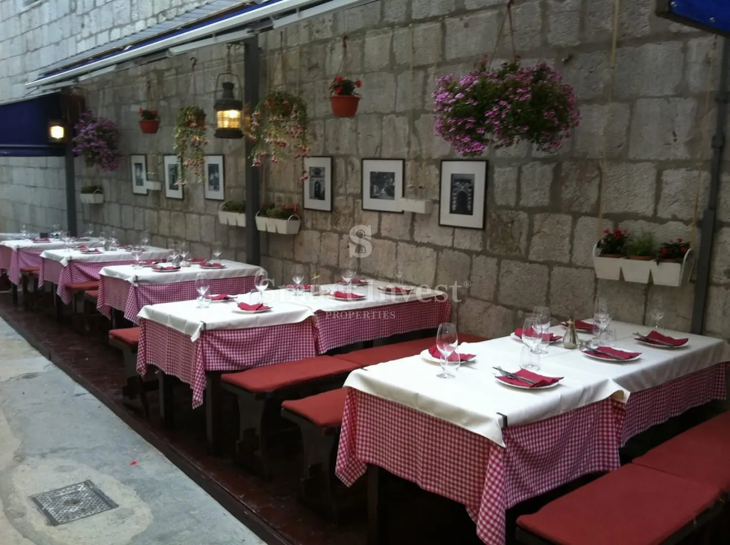 CRES, kuća s apartmanima i restoranom