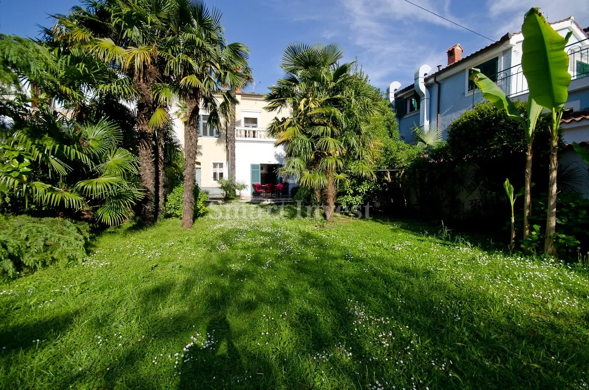 MOŠĆENIČKA DRAGA, vila s prekrasnom okućnicom, prvi red do mora!