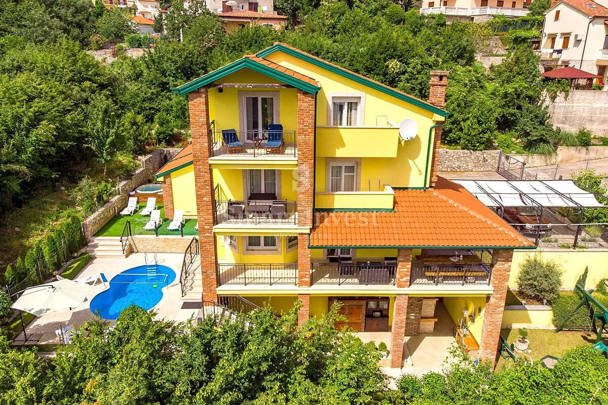 OPATIJA okolica, prekrasna vila s bazenom i pogledom na more u mirnom okuženju, prodaja