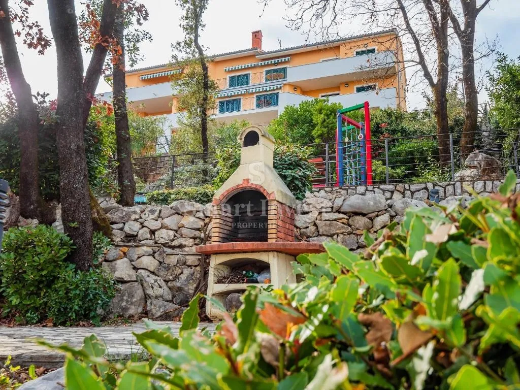 mošćenička draga, vila uz more s 6 apartmana i velikom okućnicom - slika 11