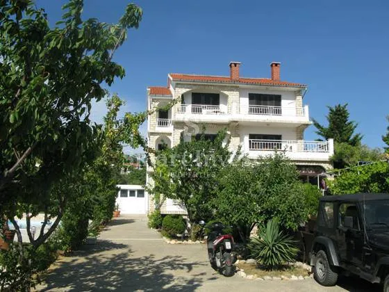 rab, apartmanska kuća sa bazenom i pogledom na more - slika 2