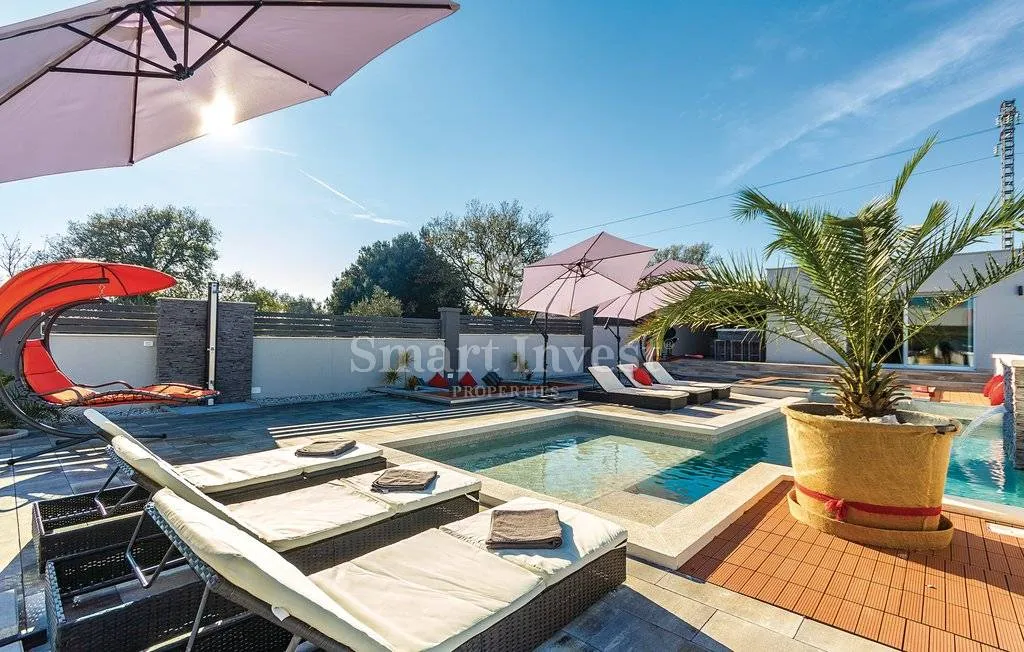 medulin, okolica, prostrana moderna vila s bazenom - slika 22