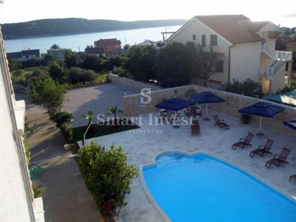 rab, apartmanska kuća sa bazenom i pogledom na more - slika 4