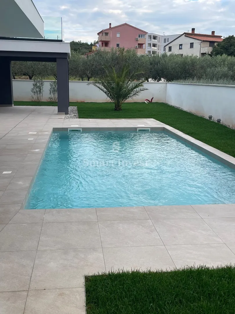 pomer, moderna vila s grijanim bazenom tik do mora i marine (b) - slika 9