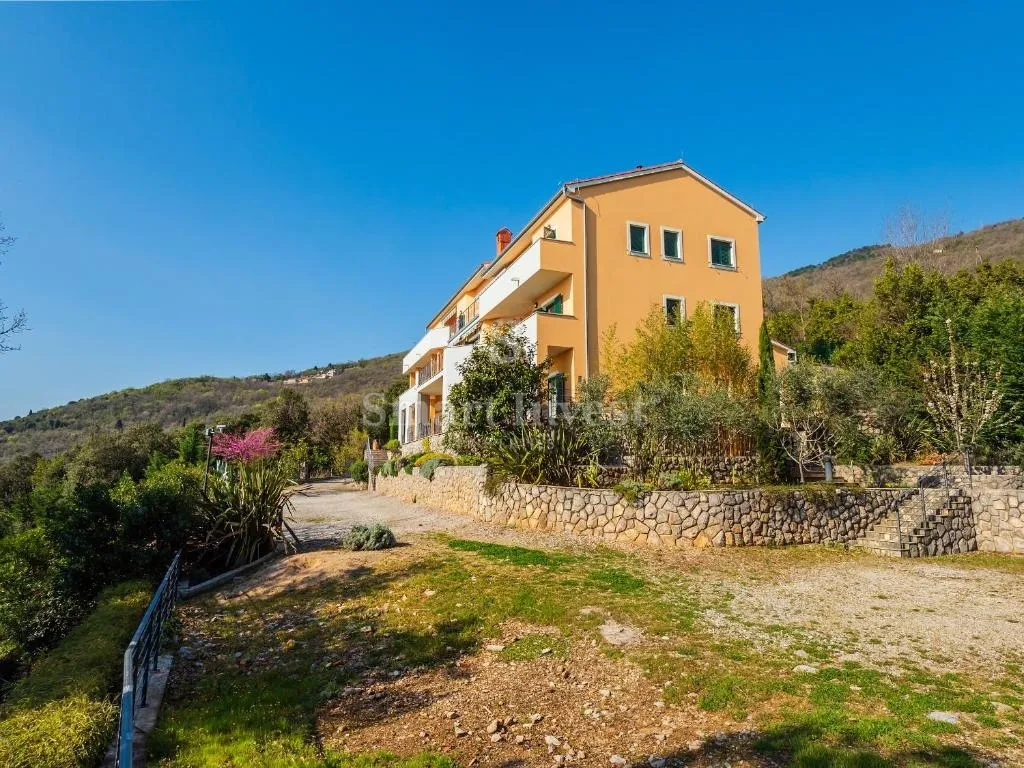 mošćenička draga, vila uz more s 6 apartmana i velikom okućnicom - slika 5