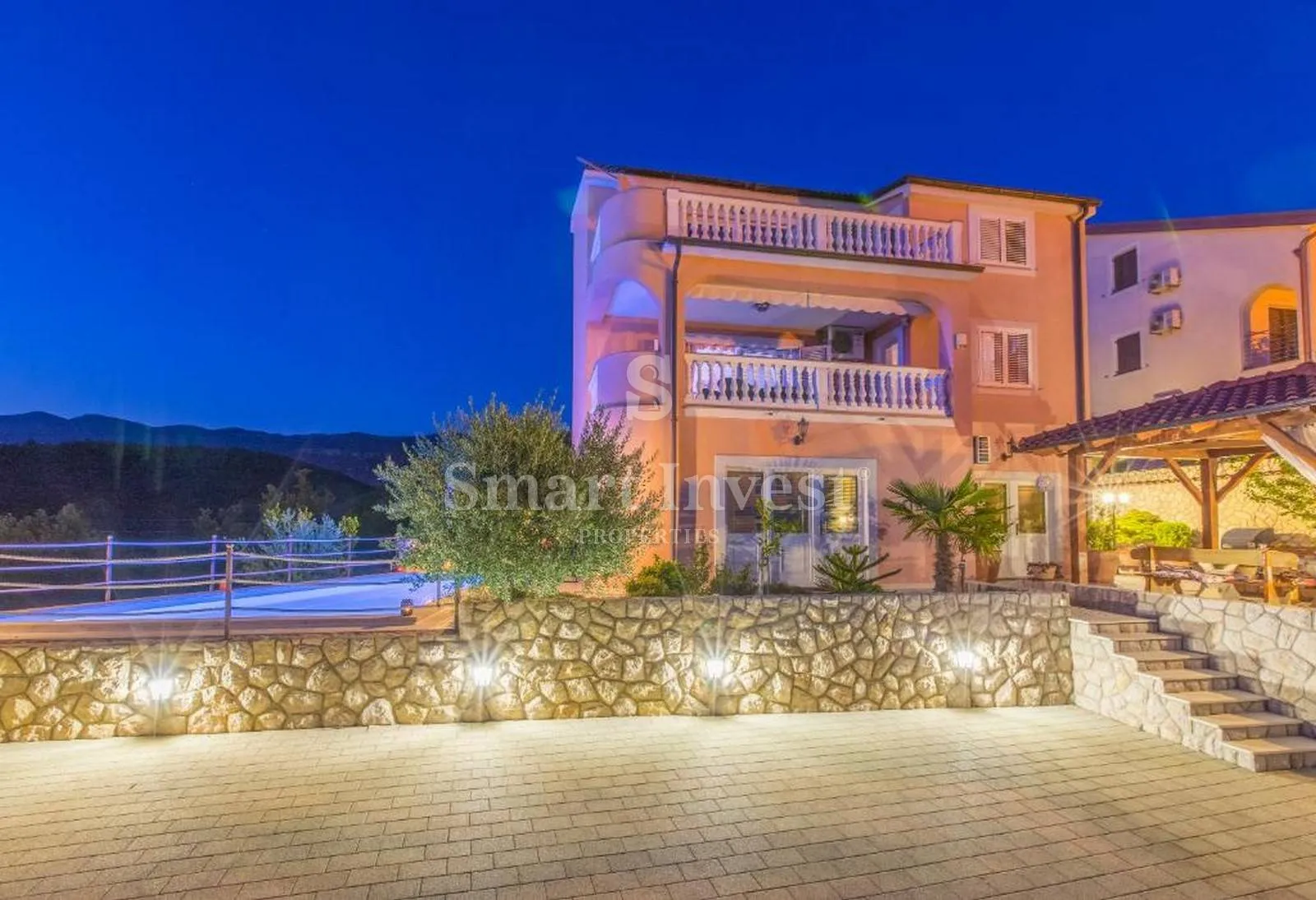 CRIKVENICA, kuća od 440 m2 s 3 stana i bazenom