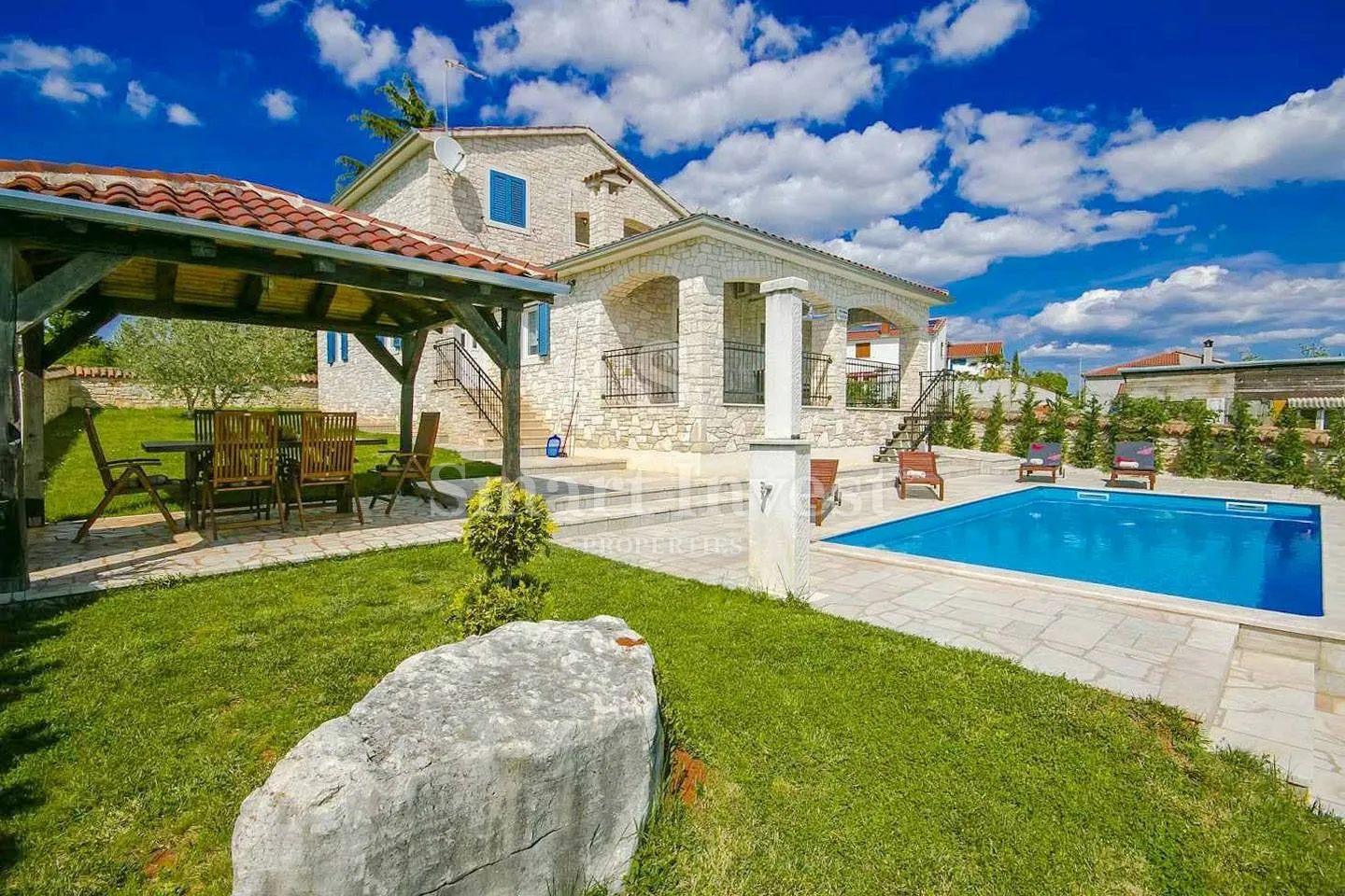 POREČ okolica, prekrasna kamena vila s bazenom nedaleko mora