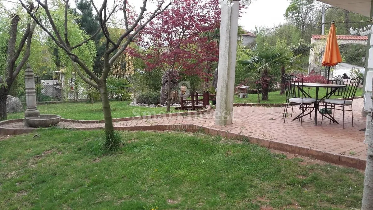 kastav, samostojeća kuća s 2 stana i lijepo uređenom okućnicom - slika 6