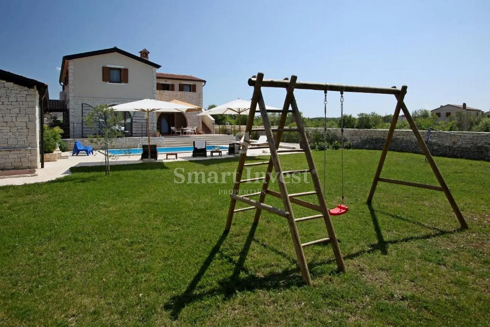 vodnjan, luksuzna vila s bazenom i velikom okućnicom - slika 12