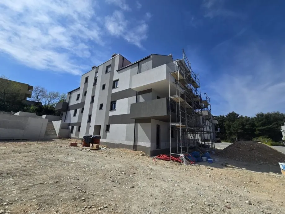 solin, japirko - poslovni prostor ili trosoban stan (vrt, 2 park.mj.) - slika 3