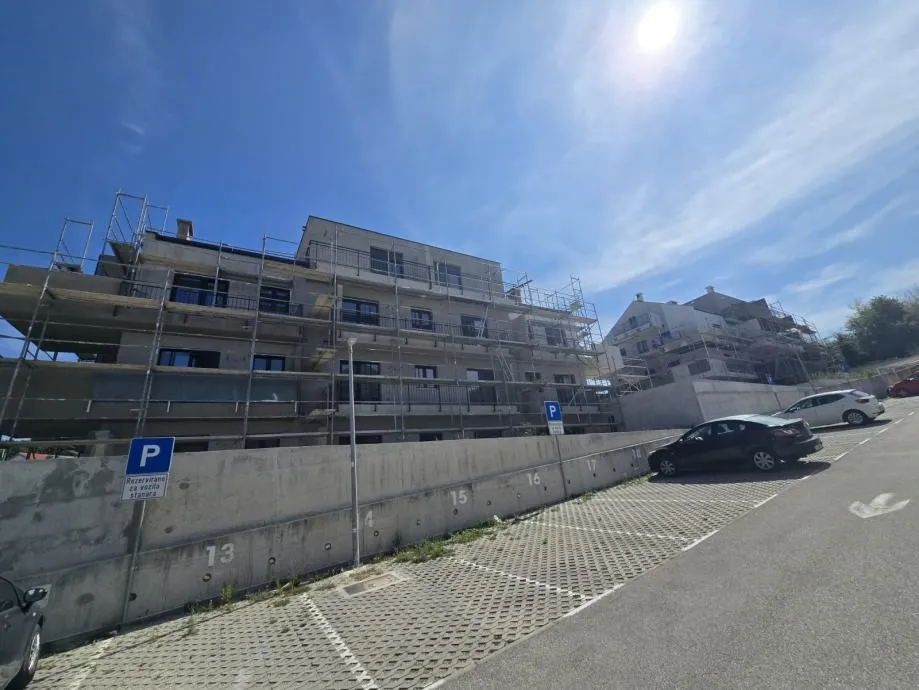 solin, japirko - poslovni prostor ili trosoban stan (vrt, 2 park.mj.) - slika 5