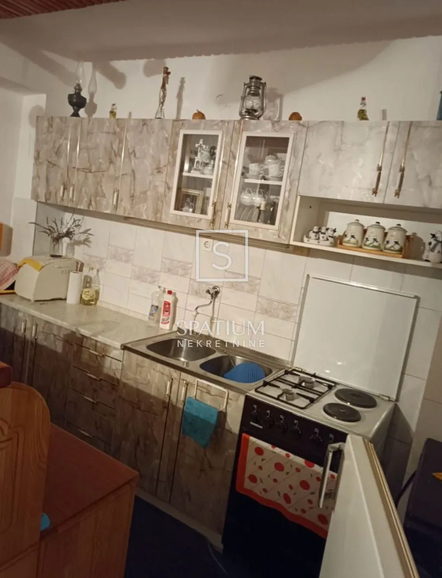 otok krk, dobrinj, autohtona kuća u staroj jezgri - slika 11