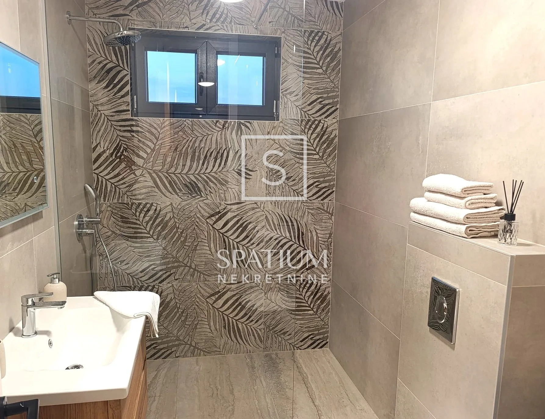 pag, dvoetažni penthouse prvi red uz more - slika 11