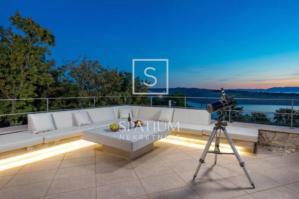 kraljevica, vila s bazenom, prostranom okućnicom i panoramskim pogledom na more - slika 25