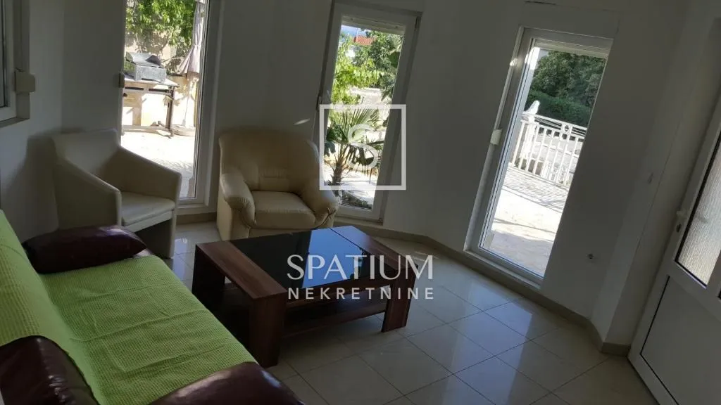novi vinodolski, dvojna kuća s pet apartmana - slika 2