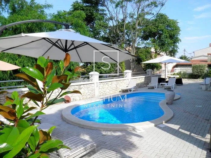 poreč, vila s 10 apartmana, bazen, 500 m od mora - slika 1
