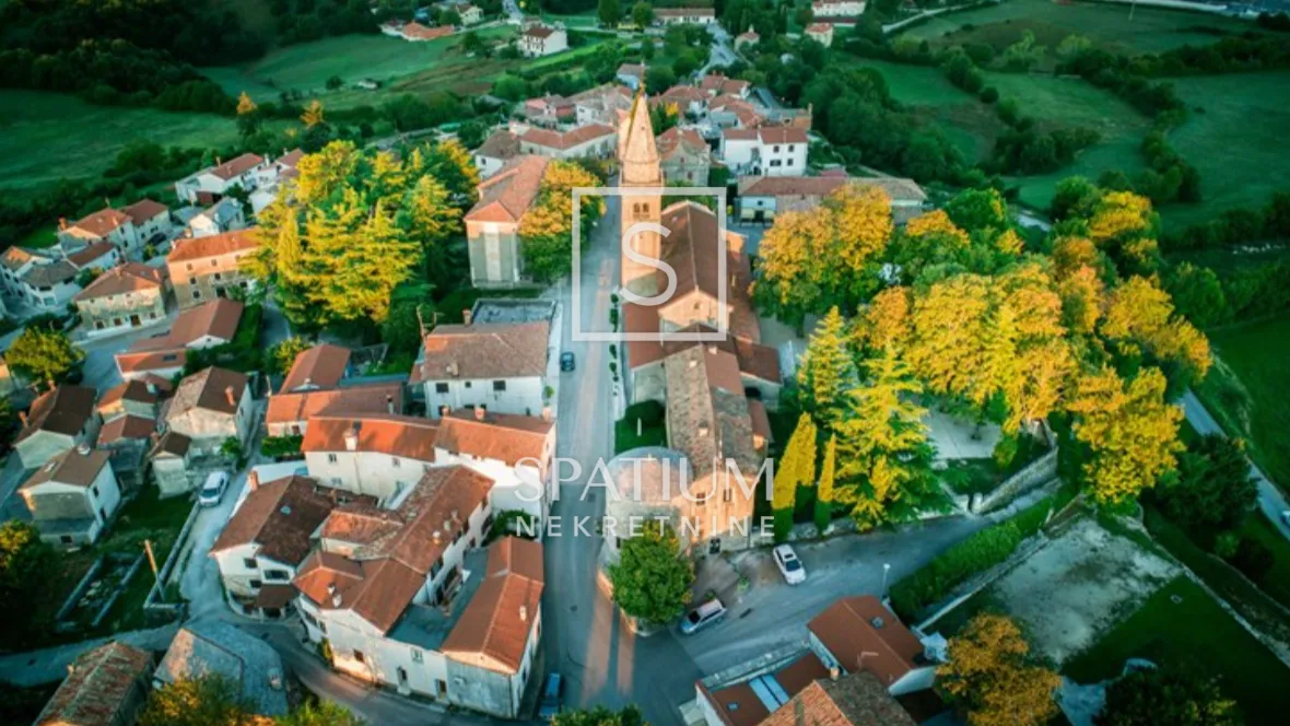 Žminj, Okolica, Zemljište S Građevinskom Dozvolom Na Mirnoj Lokaciji