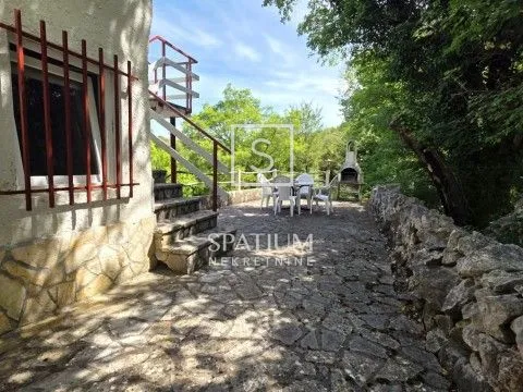 gostinjac, kuća u mirnom okruženju sa velikom okućnicom - slika 11