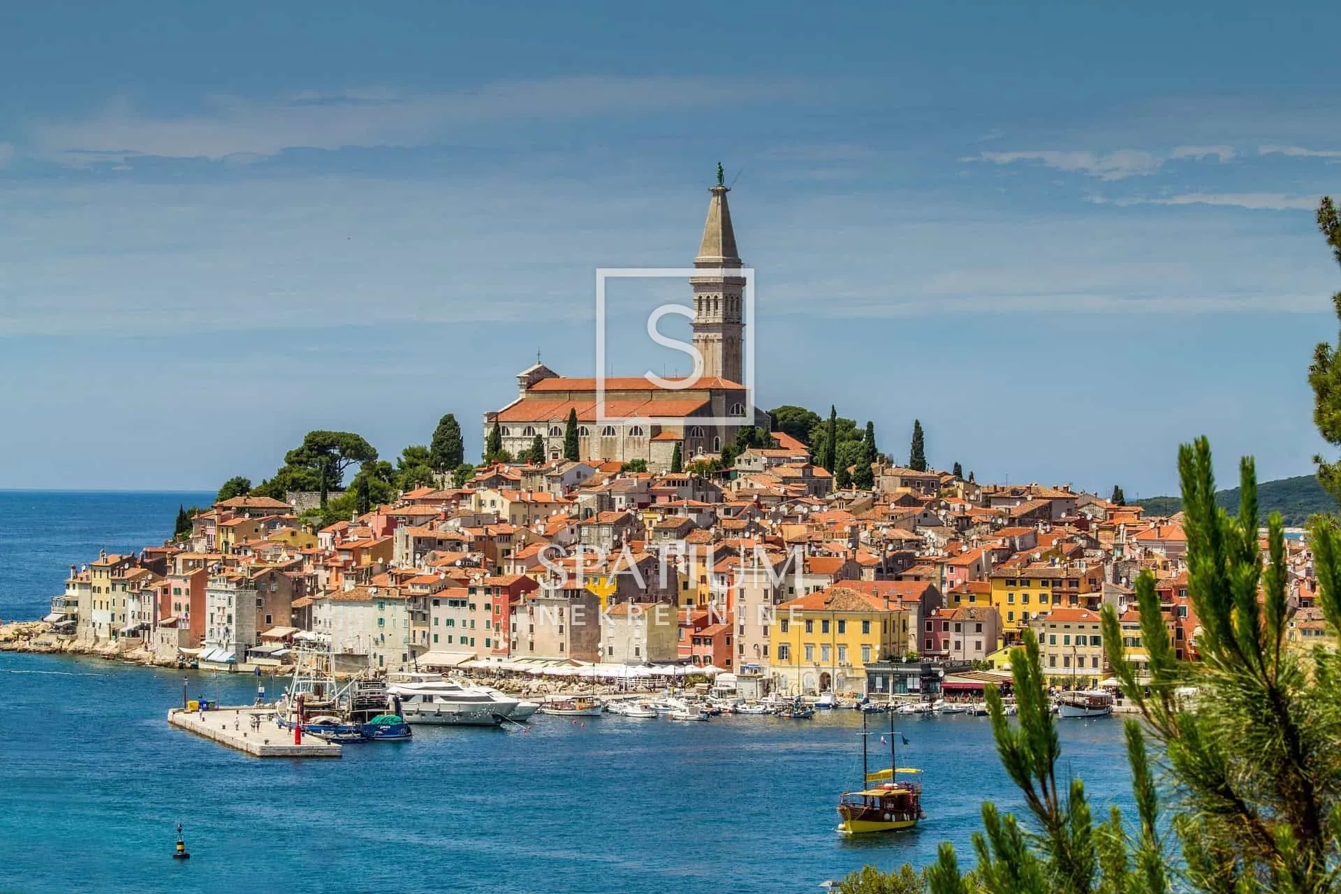 ROVINJ, GRAĐEVINSKO ZEMLJIŠTE UDALJENO 750m OD MORA